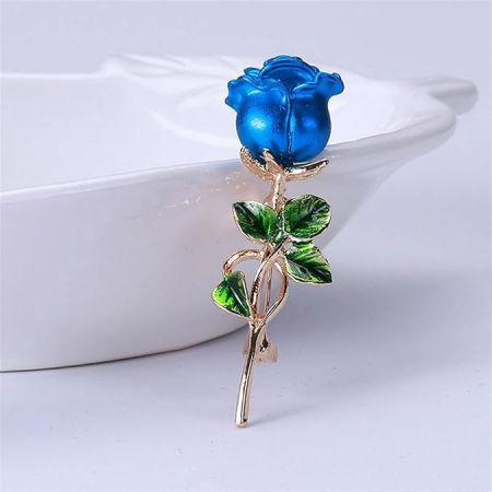 De elegante blauwe rozenbroche variant, met een rijke blauwe emaille bloem en een gepolijste gouden steel.