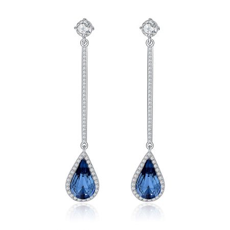 Bar Vintage Blauwe Kristallen Druppeloorbel - Een paar Bar Vintage Blauwe Kristallen Druppeloorbellen, met druppelvormige blauwe Swarovski kristallen omringd door kleinere heldere stenen in een rhodium-geplateerde 925 sterling zilveren setting.
