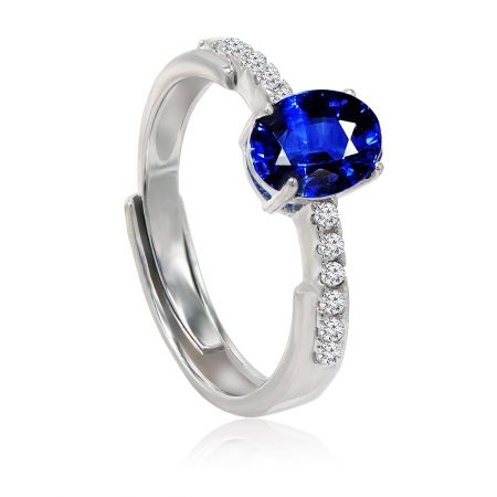Vista en ángulo del Anillo Glam de Zafiro, destacando la brillante piedra de zafiro azul similar a CZ y las piedras laterales brillantes en la banda.