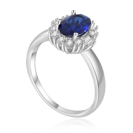 Schrägansicht des ovalen Saphir-Zirkonia-Rings, der die filigrane Fassung und die Brillanz der umgebenden Zirkonia-Steine hervorhebt.