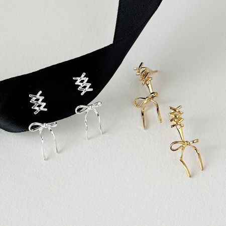 Pendientes de botón en forma de lazo de cinta de ballet de plata esterlina 925 pequeños para venta al por mayor - Un par de pendientes de botón en forma de lazo de plata y un par de oro de plata esterlina 925 exhibidos sobre un fondo blanco, destacando el elegante diseño para venta al por mayor.