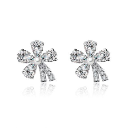 Pendientes de flores de CZ. - Un par de elegantes pendientes de flor de CZ con una perla central, fabricados en latón chapado en rodio. Modelo BEQ02-R-ZP-00110.