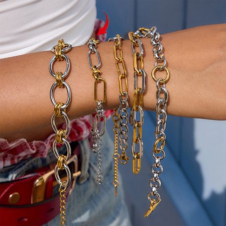 Modell, das das vollständige Set aus fünf gold- und silberfarbenen zweifarbigen Armbändern trägt und einen stilvollen, gestapelten Look demonstriert.