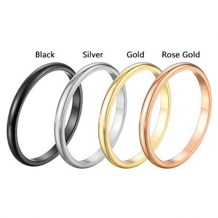 Quatro pulseiras de aço inoxidável exibindo diferentes opções de revestimento PVD: preto, prata, ouro e ouro rosa.