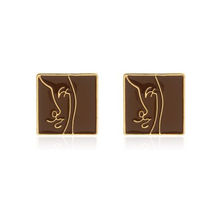 Pendientes de Botón con Cara de Esmalte Marrón - Un par de Pendientes de Botón con Cara de Esmalte Marrón con un diseño de perfil chapado en oro único sobre un fondo blanco.