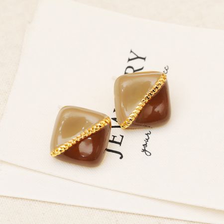 JR Fashion Accessoriesのジュエリーカードに提示されたレトロスタイルのツートンエナメルカラーのスクエアピアス。