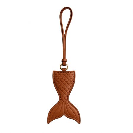 Portachiavi elegante in pelle marrone a forma di coda di sirena, un charm per borse unico e personalizzato.