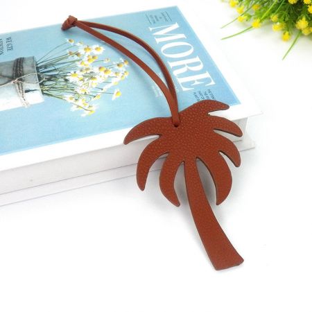 Gros plan sur le porte-clés en cuir de cocotier marron sur un fond blanc.