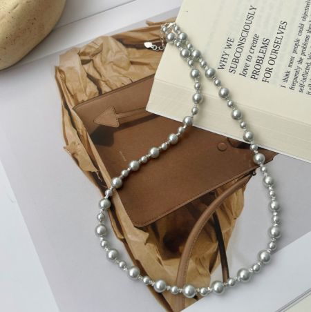 Vista en primer plano de la pulsera de collar de perlas grises de plata esterlina 925, destacando las perlas brillantes y los detalles de plata.