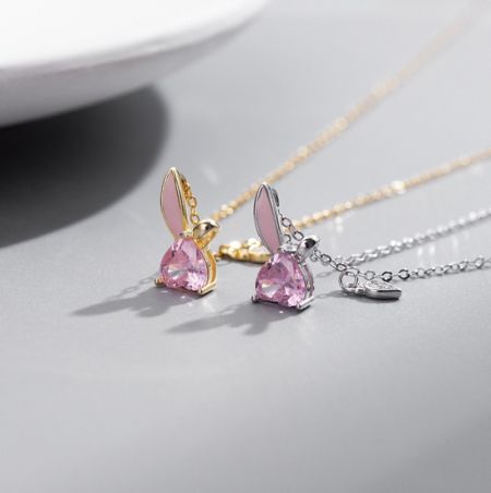 Collar de amor de conejito de plata esterlina 925 - Un par de collares de amor de conejito de plata esterlina 925, uno con acabado plateado y otro en dorado, ambos con encantadores colgantes de conejito con acentos de piedras preciosas rosas.