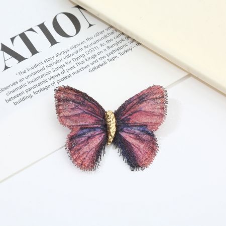Close-up de um único broche de borboleta vintage com detalhes intrincados.