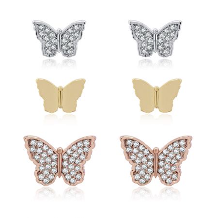 Ensemble de 3 paires de boucles d'oreilles en papillon miniatures - Un ensemble de trois paires de boucles d'oreilles en papillon miniatures en plaqué rhodium, or et or rose, présentées sur un fond blanc propre.