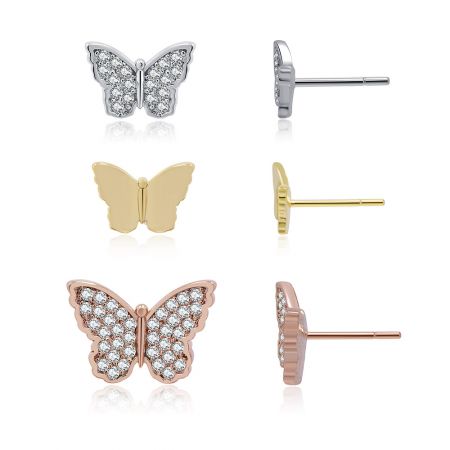 Vue détaillée des boucles d'oreilles en forme de papillon à trois tons, mettant en valeur les pierres en zircon cubique.