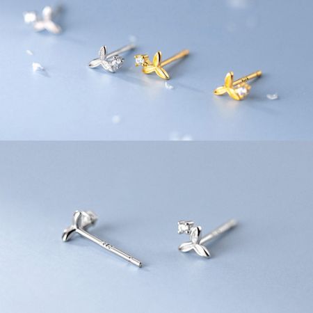Een promotionele display van de collectie kleine zircon bloemenstud oorbellen, met meerdere ontwerpen.