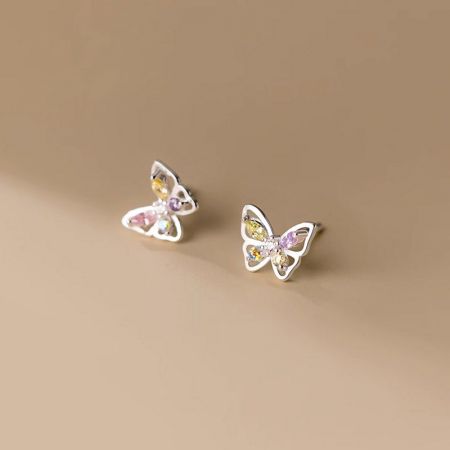 Un'altra prospettiva degli orecchini a forma di farfalla in argento che mette in evidenza le gemme colorate.