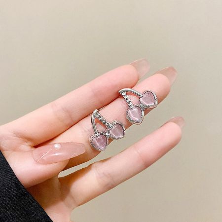 ピンクの宝石をあしらった蝶型スタッドイヤリングのペア、5ペアセットの一部。