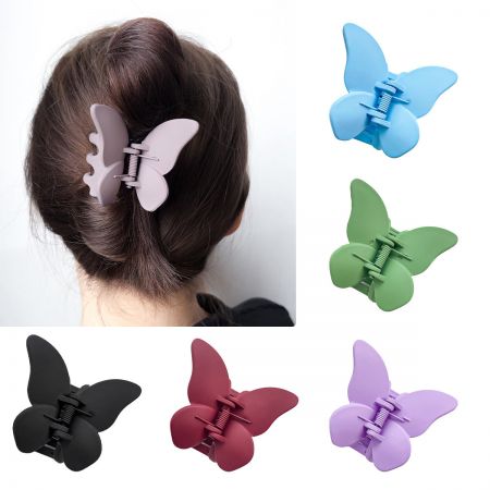 鮮やかな色のスペクトルで揃えられた蝶のヘアクリップの詰め合わせ。