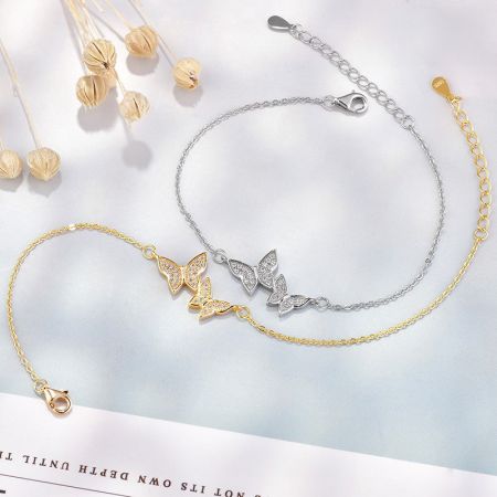 Conjunto de 5 pulseras de oro y plata de mariposa danzante de circonio - Un par de pulseras de circonio de mariposa danzante en acabados dorado impresionante y plateado elegante, mostrando el intrincado diseño de mariposa.