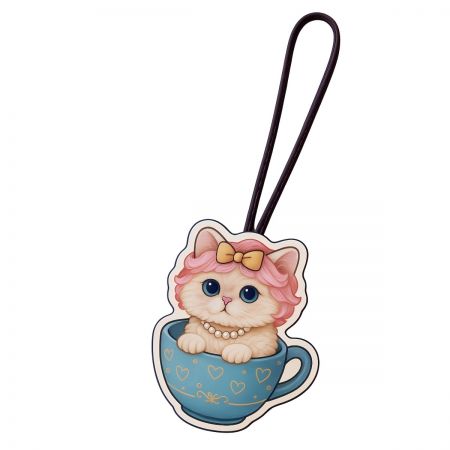 Portachiavi di un gatto cartone animato che si siede in una tazza da tè blu, un esempio di accessori stampati UV personalizzati.