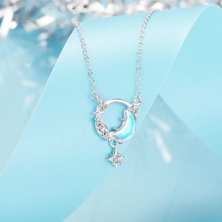 Collar de colgante de estrella y luna de plata esterlina 925 - Una vista detallada de un collar de plata esterlina 925 del conjunto de estrella y luna, que presenta un colgante de temática celestial con una luna creciente, estrellas y una piedra azul brillante.