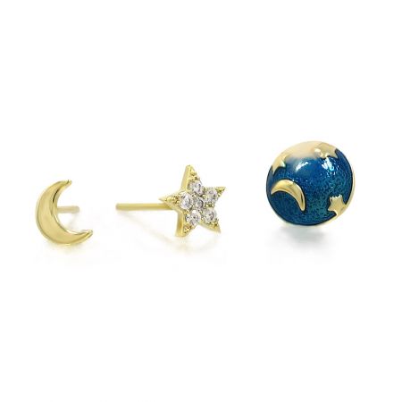 Vista detallada de los tres pendientes de oro con temática celestial: luna, estrella y planeta.