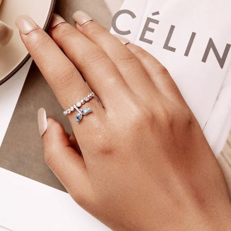 Une bague en argent magnifiquement conçue avec des pierres précieuses bleues vives, faisant partie de la collection de 5 pièces.
