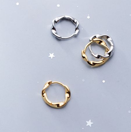 Orecchini a cerchio Wave in argento sterling 925 - Un primo piano degli orecchini a cerchio Wave in argento sterling 925, sia nella finitura argento che in quella oro, che mette in risalto il loro design unico ed elegante.