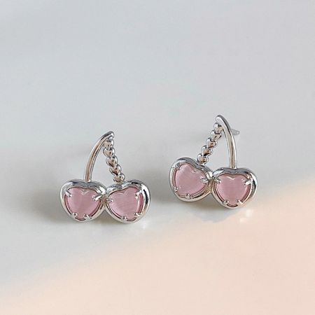フックとチェーンのディテールを見せるチェリーのぶら下がりイヤリングの横からのビュー。