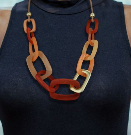 Eine stilvolle Ansicht der massiven Ketten-Resin-Charms-Halskette, die ihr modernes Design hervorhebt.