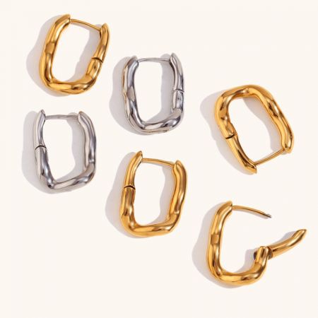 Pendientes de aro rectangulares huggie de acero inoxidable para mujer, sin deslustre - Una colección de pendientes huggie rectangulares de acero inoxidable para mujeres, exhibidos en acabados dorados y plateados, destacando su diseño robusto y moderno.
