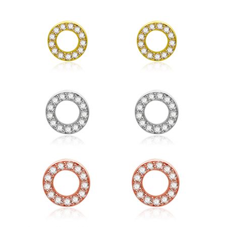Ensemble de 3 Paires de Boucles d'Oreilles en Zirconia avec Clou en Cercle - Un ensemble de 3 paires de boucles d'oreilles en zirconia avec clou en cercle, plaquées en rhodium, or et or rose, présentées sur un fond blanc.