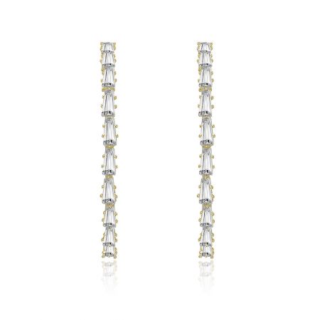 Boucles d'oreilles créoles plaquées or de 45MM brillantes avec pierre en zircon cubique rectangulaire. - Gros plan sur les boucles d'oreilles en créole plaquées or de 45MM, mettant en valeur les pierres en zircon cubique transparentes taillées en rectangle, serties dans la créole en laiton plaqué or.