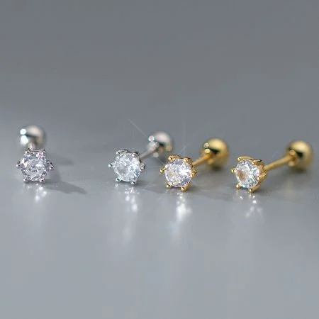 925 Zilveren Cubic Zirconia Zes-Punts Klauw Schroef Stud Oorbellen - Een collectie van 925 sterling zilveren zes-punts stud oorbellen met briljante cubic zirconia, weergegeven in zowel zilveren als gouden afwerkingen.