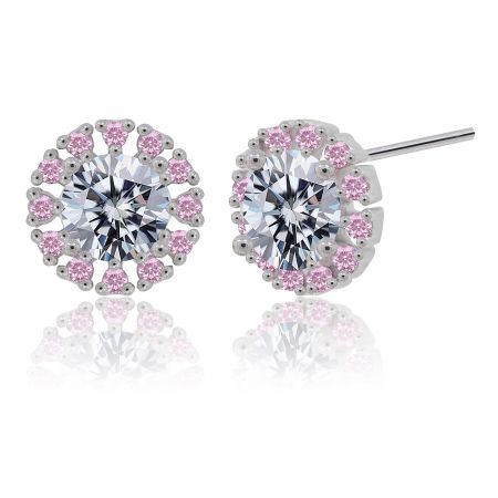 Close-up detail van de roze en heldere cubic zirconia schikking op de rhodium-geplateerde stud oorbellen.