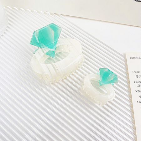 Fashion Hairpin Two-Size Acrylic Diamond Ring Shape Hair Clips - A close-up of two acrylic diamond ring-shaped hair clips, one large (5.5cm) and one small (3.5cm), featuring a central turquoise gemstone.