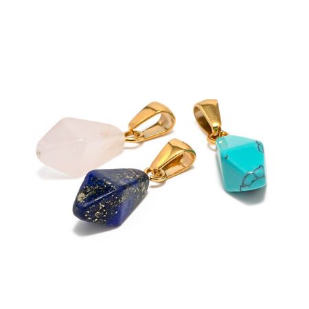 Roestvrijstalen Natuurlijke Steen Charm Hangers met Rozenkwarts, Turquoise & Lapis Lazuli - Set van 5 - Een set van drie hangers van roestvrij staal met natuurlijke stenen: lichtroze rozenkwarts, diepblauwe lapis lazuli met gouden spikkels, en levendige turquoise met zwarte aderen, elk met een gouden sluiting.