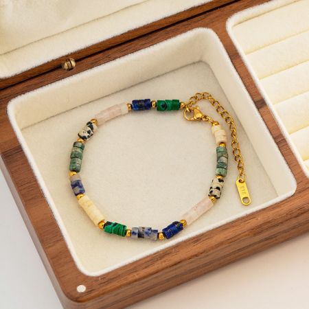 Roestvrijstalen Natuurlijke Stenen Kralen Ketting Dames Boho Armbanden (Set van 5) - Een set van 5 roestvrijstalen boho armbanden met kleurrijke natuurlijke stenen kralen en gouden accenten, elegant tentoongesteld in een houten juwelendoos.