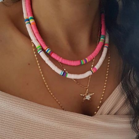 Zomerse kleurrijke Bohemia polymeer klei ketting - Een set van levendige en kleurrijke Bohemia polymeer klei kettingen met gouden ster hangers, perfect voor zomermode.
