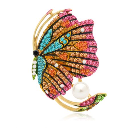 Groothandel kleurrijke kristallen strass vlinder broche - Een gedetailleerde close-up van de groothandel kleurrijke kristallen strass vlinder broche, die de ingewikkelde gouden plating, meerkleurige edelstenen en centrale witte parel toont.