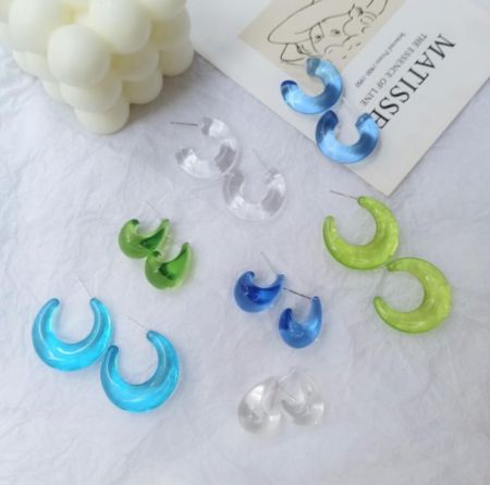 Pendientes de Aro de Resina Acrílica - Una colección vibrante de Pendientes de Aro de Resina Acrílica en varios colores, mostrando el estilo JRE-168 para venta al por mayor.