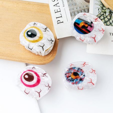 Vier bunte böse Augen Klammern, perfekt als modische Accessoires.