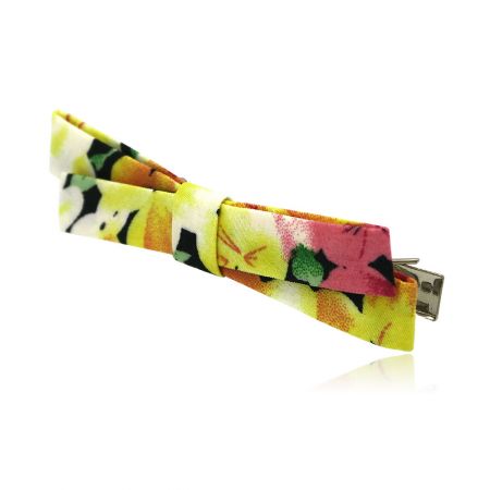 Een alternatieve weergave van de gele bloemen stoffen haarspeld.
