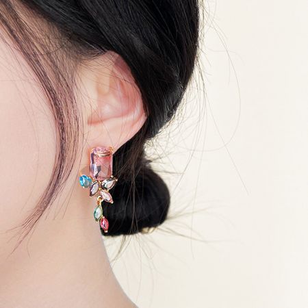 カラフルな花柄のジルコンイヤリングを着用したモデル。