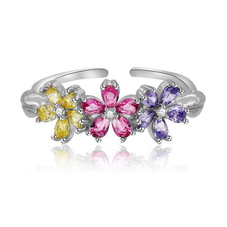 Seitenansicht des Triple Color Floral Rings, der die drei blumenförmigen Dekorationen mit gelben, rosa und lila Edelsteinen hervorhebt.