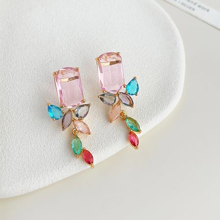 カラフルな宝石をあしらったエレガントな花のデザインのイヤリング。