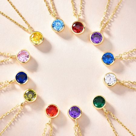 Conjunto de collares de colgante de piedra de nacimiento del zodiaco de plata esterlina 925 - Una colección vibrante de collares de colgante de piedra de nacimiento del zodiaco de plata esterlina 925, que exhibe una variedad de coloridos gemas de circonio.