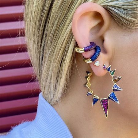 Una collezione vivace di orecchini a cuffia in argento sterling con pietre di zirconia cubica multicolori.