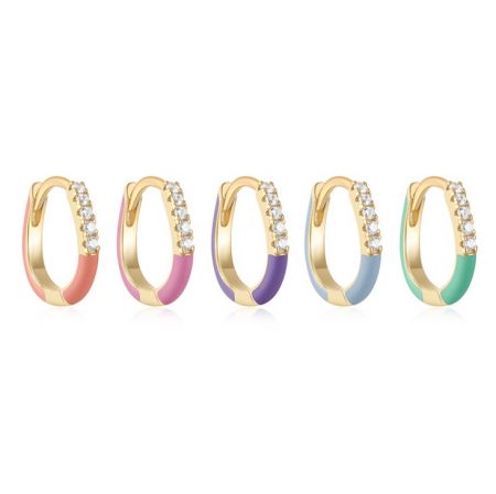 Orecchini a Cerchio Impilabili in Argento Sterling 925 con Smalto - Una collezione di cinque orecchini a cerchio impilabili in argento sterling 925 con placcatura in oro, che mostrano vari colori vivaci di smalto e accenti scintillanti di zirconia cubica.