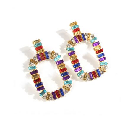 Perfil lateral de los pendientes de aro de oro coloridos, destacando la disposición de piedras preciosas multicolores y claras.