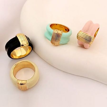 خواتم الأزياء - مجموعة من الخواتم الأنيقة من JR Fashion Accessories، تتميز بتصاميم مينا ملونة متنوعة مع تفاصيل مطلية بالذهب.